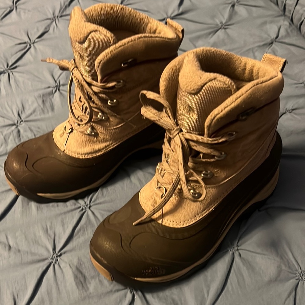 Like new North Face women’s snow boots
